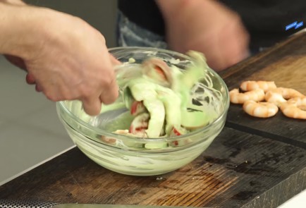 Фото шага рецепта Салат из нектаринов с помидорами и креветками 125495 шаг 3  