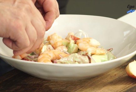 Фото шага рецепта Салат из нектаринов с помидорами и креветками 125495 шаг 4  