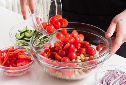 Фото шага рецепта Салат из нута с тунцом 152050 шаг 3  