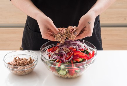 Фото шага рецепта Салат из нута с тунцом 152050 шаг 4  