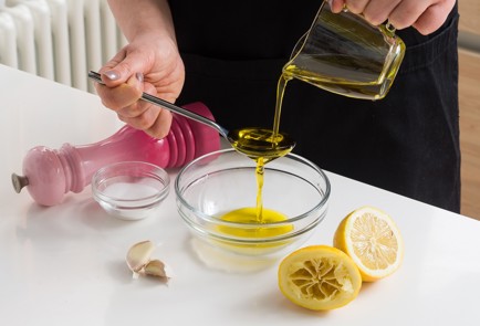 Фото шага рецепта Салат из нута с тунцом 152050 шаг 5  