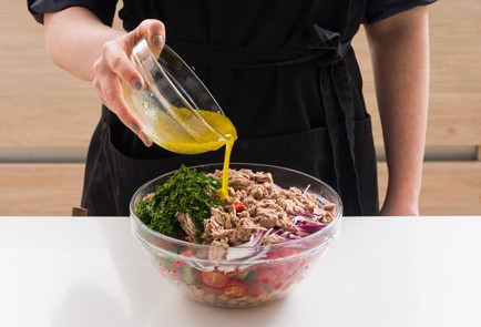 Фото шага рецепта Салат из нута с тунцом 152050 шаг 6  