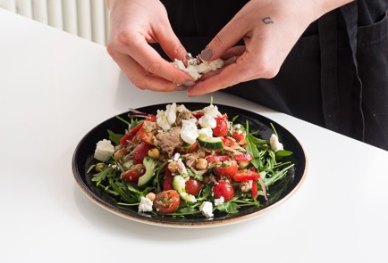 Фото шага рецепта Салат из нута с тунцом 152050 шаг 7  