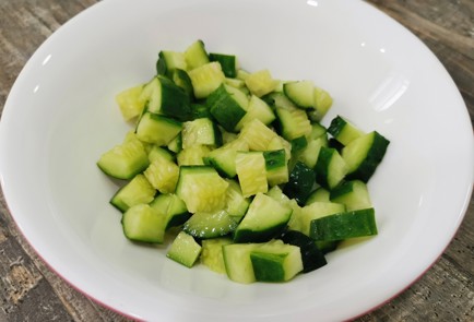 Фото шага рецепта Салат из огурцов с луком 189107 шаг 1  