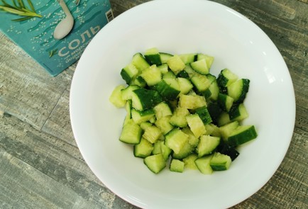Фото шага рецепта Салат из огурцов с луком 189107 шаг 2  