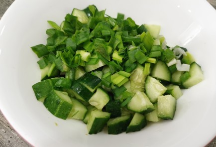 Фото шага рецепта Салат из огурцов с луком 189107 шаг 3  