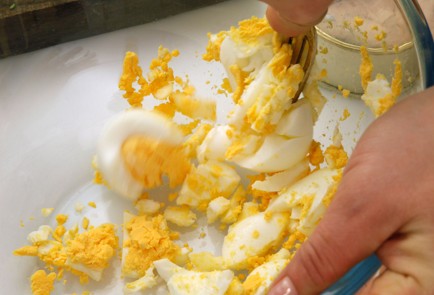 Фото шага рецепта Салат из печени трески и яиц 58266 шаг 2  