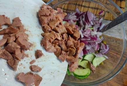 Фото шага рецепта Салат из печени трески с зеленым горошком луком и огурцом 175890 шаг 10  