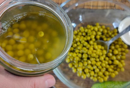 Фото шага рецепта Салат из печени трески с зеленым горошком луком и огурцом 175890 шаг 2  