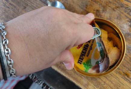 Фото шага рецепта Салат из печени трески с зеленым горошком луком и огурцом 175890 шаг 7  