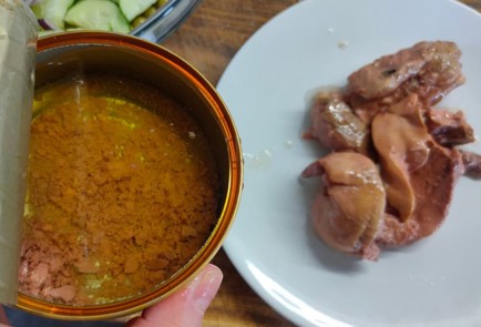 Фото шага рецепта Салат из печени трески с зеленым горошком луком и огурцом 175890 шаг 8  