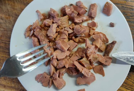 Фото шага рецепта Салат из печени трески с зеленым горошком луком и огурцом 175890 шаг 9  