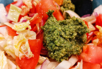 Фото шага рецепта Салат из пекинской капусты с песто 152018 шаг 6  