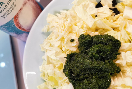 Фото шага рецепта Салат из пекинской капусты со шпинатом 152087 шаг 2  