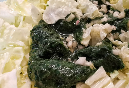 Фото шага рецепта Салат из пекинской капусты со шпинатом 152087 шаг 4  