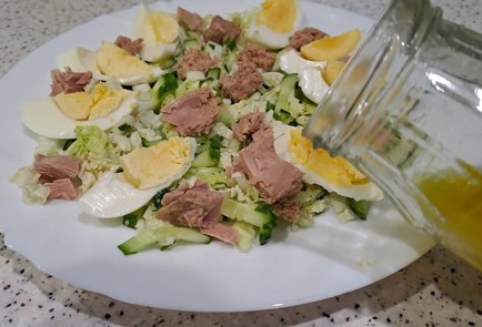 Фото шага рецепта Салат из пекинской капусты и огурца с тунцом 189356 шаг 12  