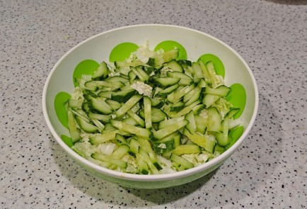 Фото шага рецепта Салат из пекинской капусты и огурца с тунцом 189356 шаг 4  