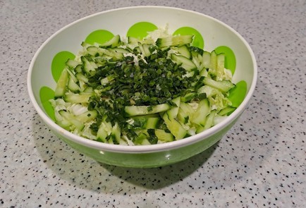 Фото шага рецепта Салат из пекинской капусты и огурца с тунцом 189356 шаг 5  