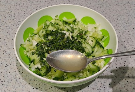 Фото шага рецепта Салат из пекинской капусты и огурца с тунцом 189356 шаг 7  