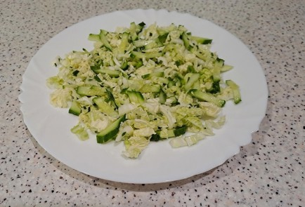 Фото шага рецепта Салат из пекинской капусты и огурца с тунцом 189356 шаг 8  