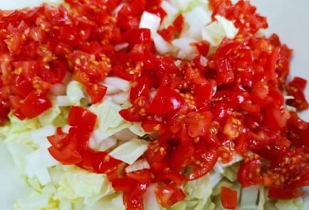 Фото шага рецепта Салат из пекинской капусты с яйцом 191412 шаг 3  