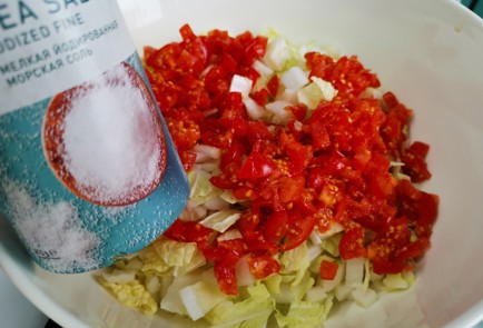 Фото шага рецепта Салат из пекинской капусты с яйцом 191412 шаг 4  