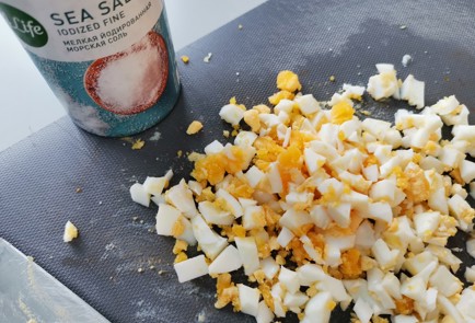 Фото шага рецепта Салат из пекинской капусты с яйцом 191412 шаг 8  