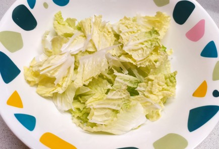 Фото шага рецепта Салат из пекинской капусты с зеленым горошком и семечками 189416 шаг 2  