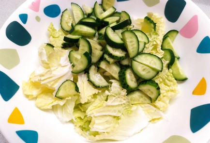 Фото шага рецепта Салат из пекинской капусты с зеленым горошком и семечками 189416 шаг 4  