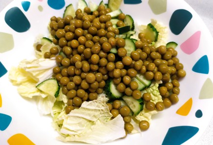 Фото шага рецепта Салат из пекинской капусты с зеленым горошком и семечками 189416 шаг 5  