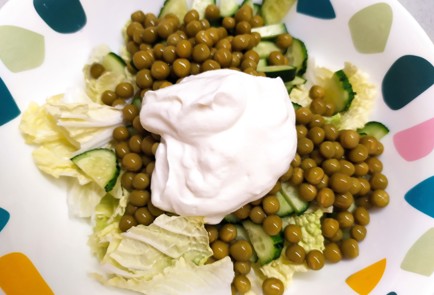 Фото шага рецепта Салат из пекинской капусты с зеленым горошком и семечками 189416 шаг 6  