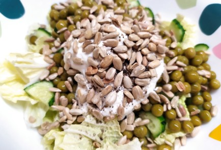 Фото шага рецепта Салат из пекинской капусты с зеленым горошком и семечками 189416 шаг 8  