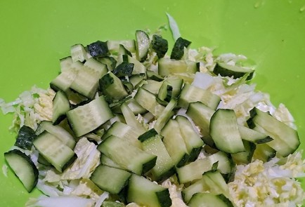 Фото шага рецепта Салат из пекинской капусты 190573 шаг 3  