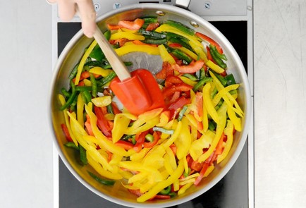 Фото шага рецепта Салат из перца побаскски на белых сухарях 17389 шаг 1  