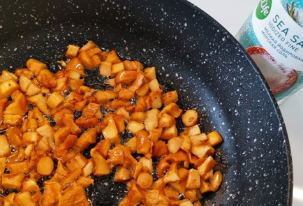 Фото шага рецепта Салат из перепелиных яиц и лисичек 152744 шаг 10  