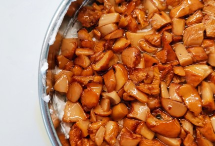 Фото шага рецепта Салат из перепелиных яиц и лисичек 152744 шаг 13  