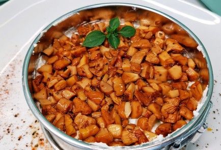 Фото шага рецепта Салат из перепелиных яиц и лисичек 152744 шаг 14  