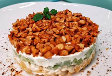 Фото шага рецепта Салат из перепелиных яиц и лисичек 152744 шаг 15  