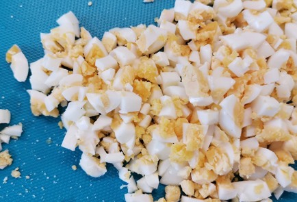 Фото шага рецепта Салат из перепелиных яиц и лисичек 152744 шаг 5  