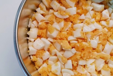 Фото шага рецепта Салат из перепелиных яиц и лисичек 152744 шаг 6  