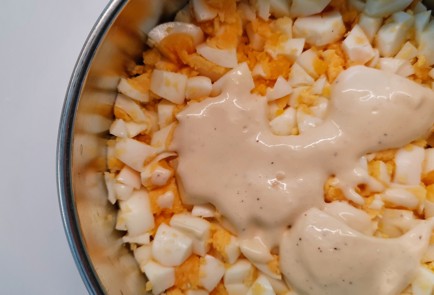 Фото шага рецепта Салат из перепелиных яиц и лисичек 152744 шаг 7  