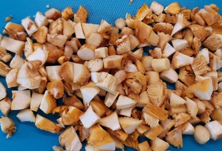 Фото шага рецепта Салат из перепелиных яиц и лисичек 152744 шаг 8  