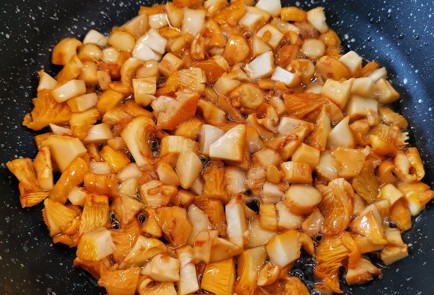 Фото шага рецепта Салат из перепелиных яиц и лисичек 152744 шаг 9  