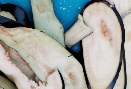 Фото шага рецепта Салат из помидоров и баклажанов со сметаной 152639 шаг 1  