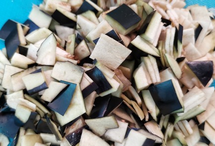 Фото шага рецепта Салат из помидоров и баклажанов со сметаной 152639 шаг 2  