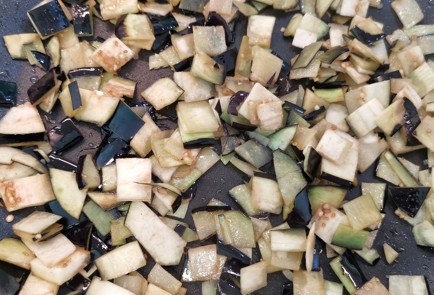 Фото шага рецепта Салат из помидоров и баклажанов со сметаной 152639 шаг 3  