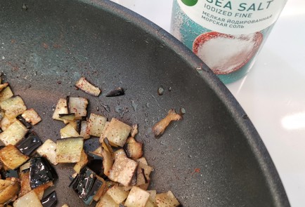 Фото шага рецепта Салат из помидоров и баклажанов со сметаной 152639 шаг 5  