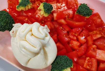 Фото шага рецепта Салат из помидоров и брокколи с бурратой 151971 шаг 3  