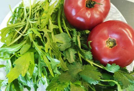 Фото шага рецепта Салат из помидоров и зелени 188930 шаг 1  
