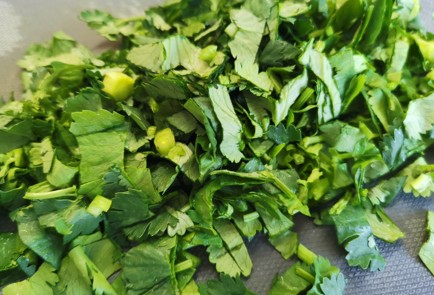 Фото шага рецепта Салат из помидоров и зелени 188930 шаг 2  